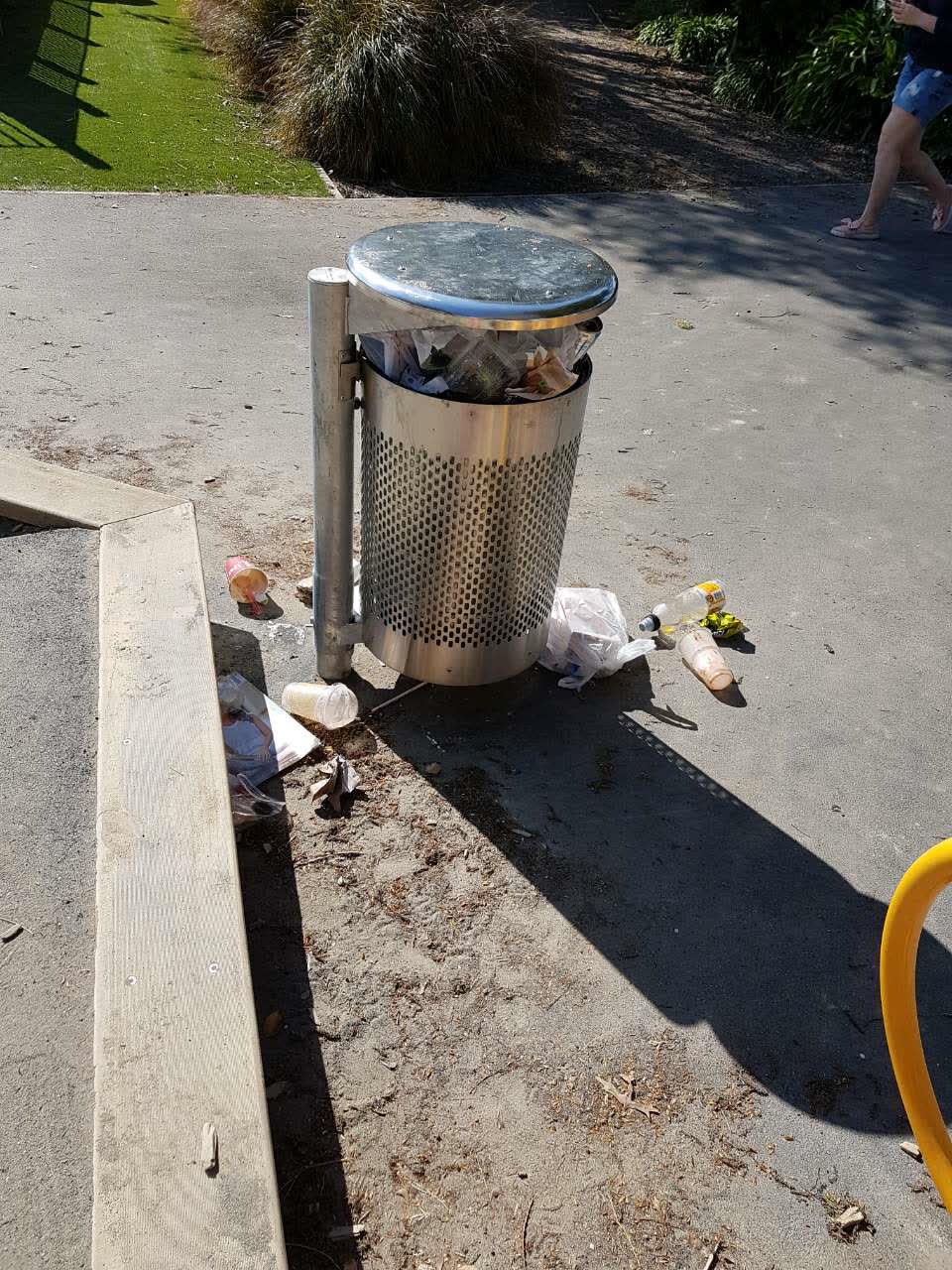 The photograph attached to this rubbish/recycling report