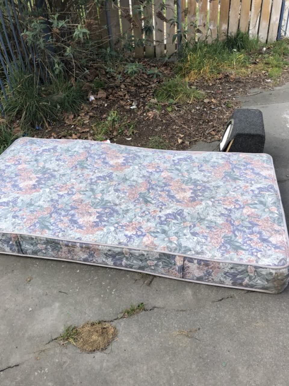 The photograph attached to this rubbish/recycling report