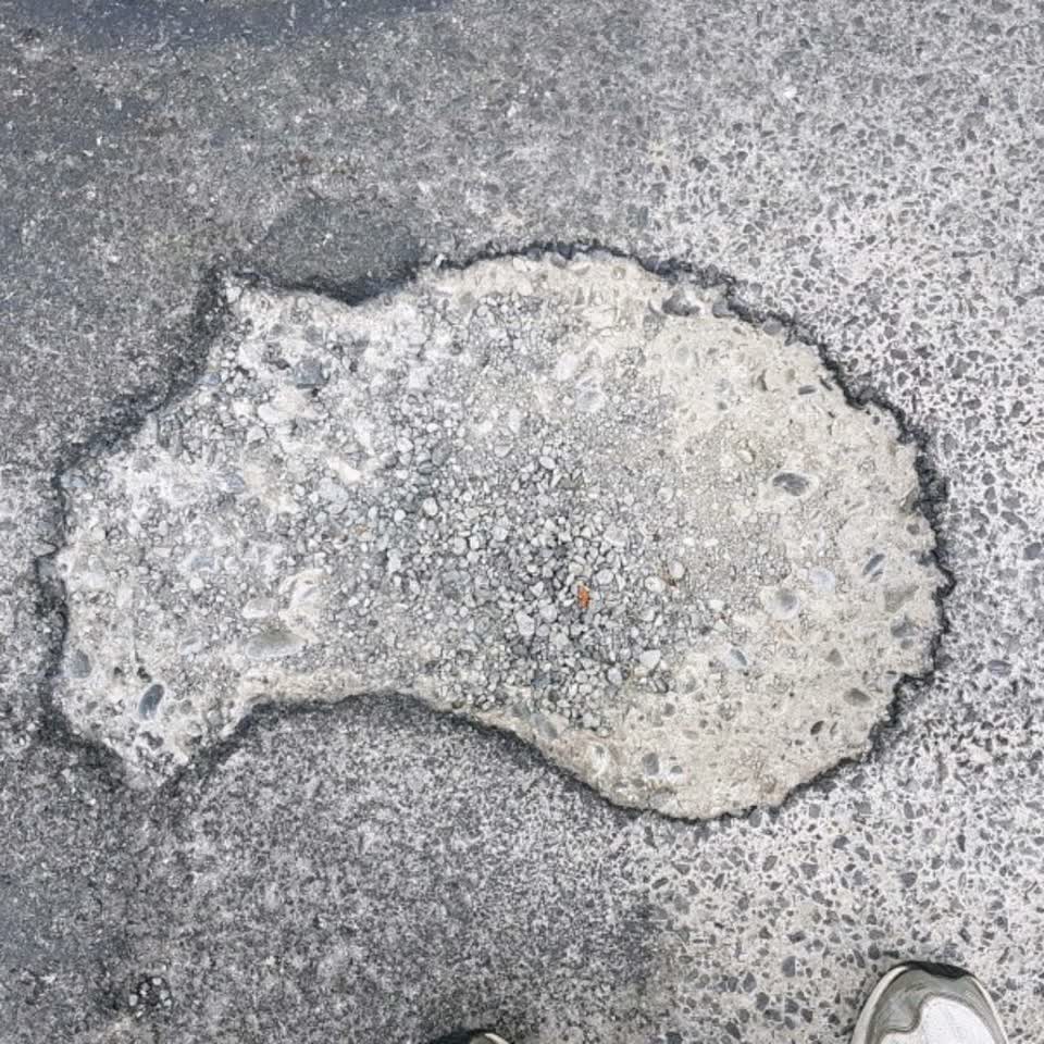 The photograph attached to this roading/streets report