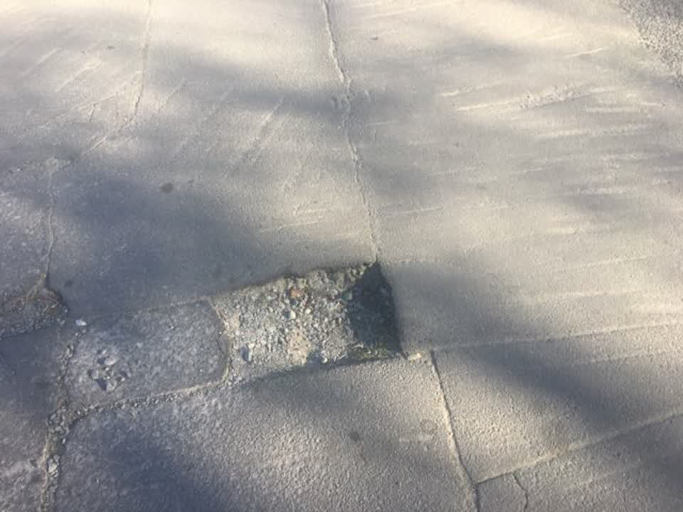 The photograph attached to this roading/streets report