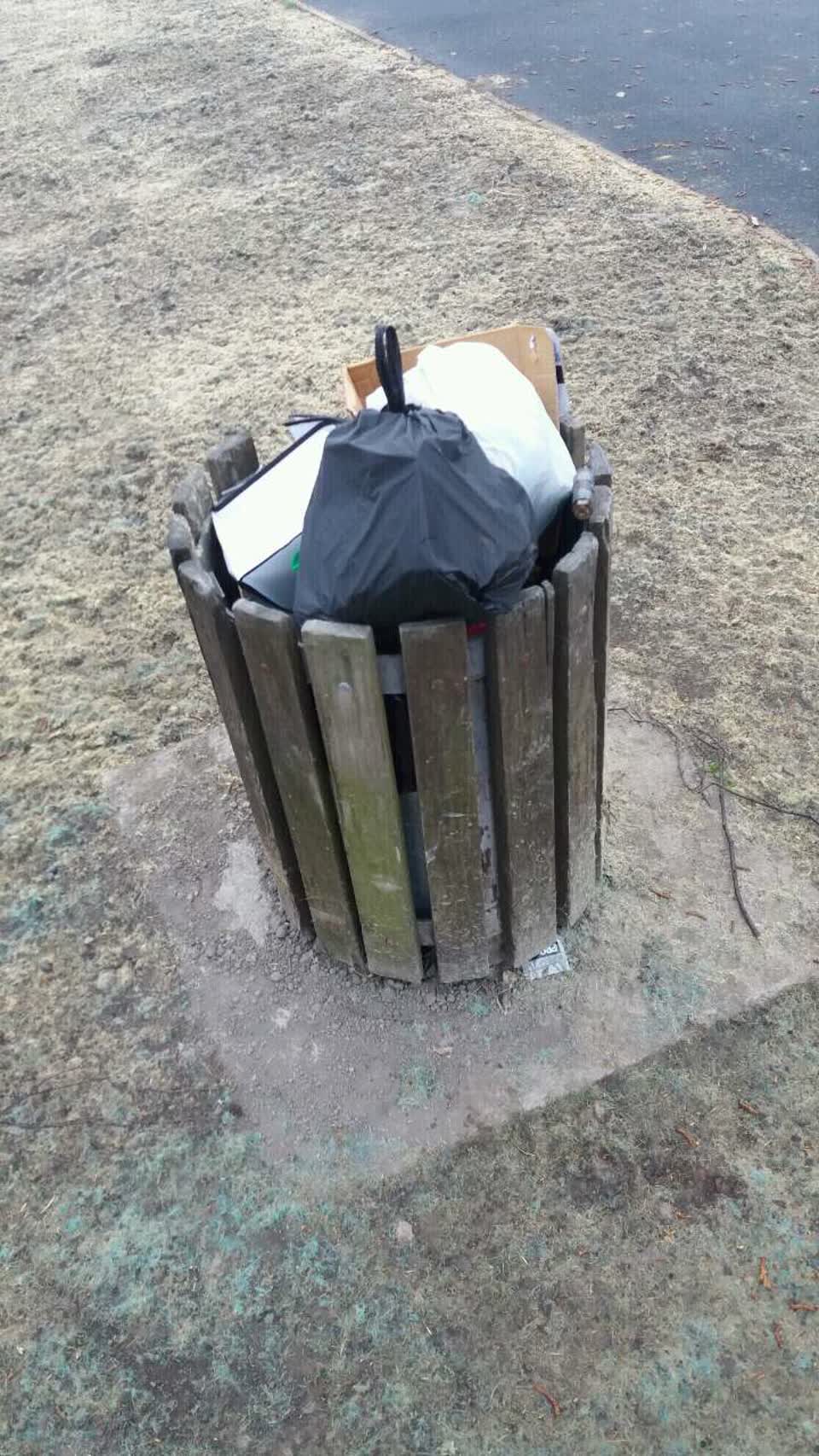 The photograph attached to this rubbish/recycling report