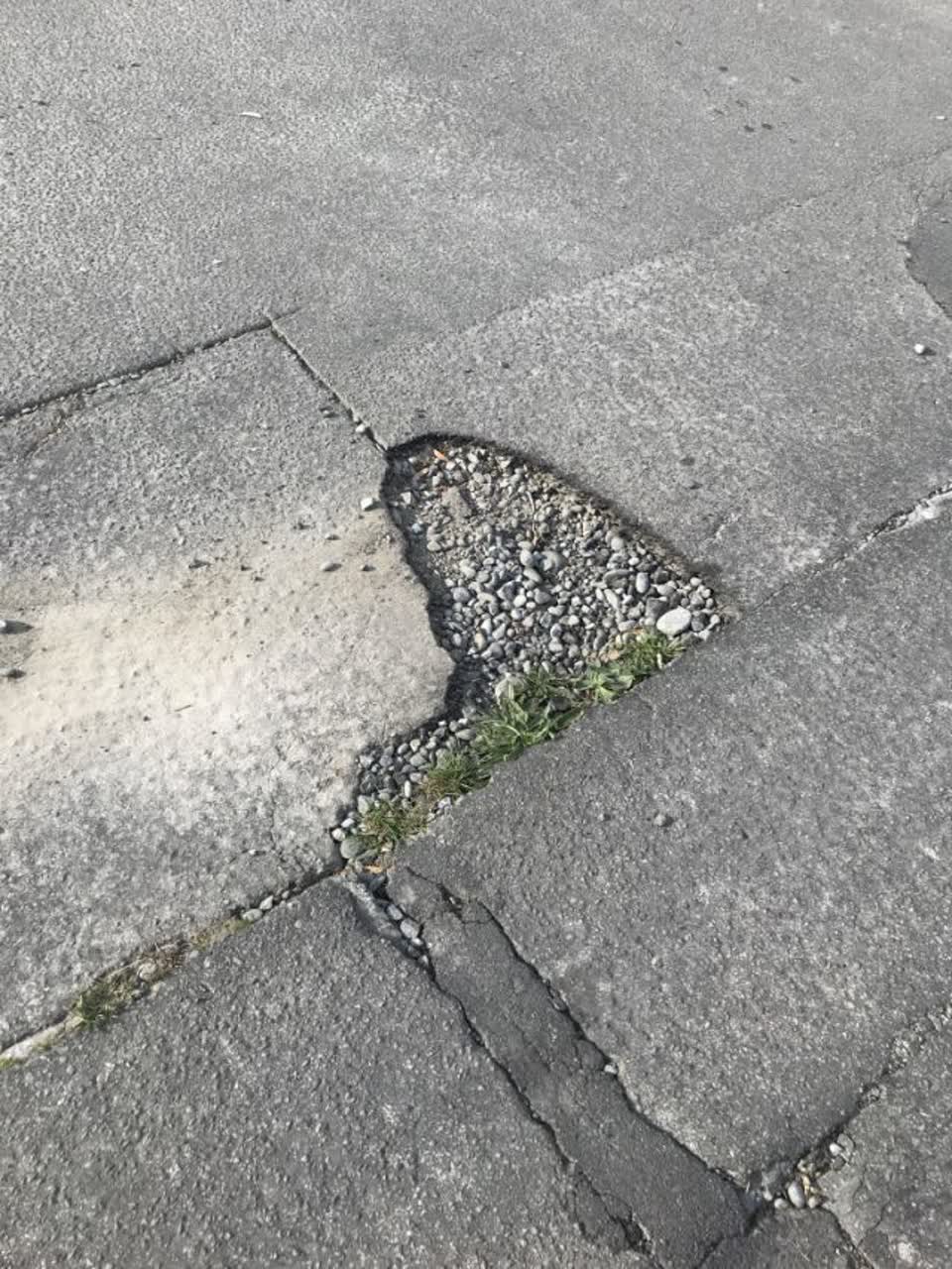 The photograph attached to this roading/streets report