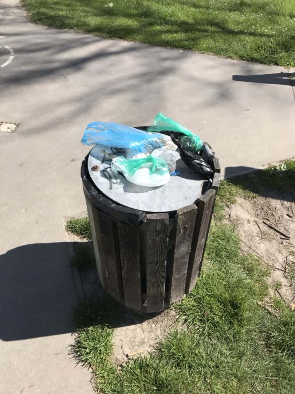 The photograph attached to this rubbish/recycling report
