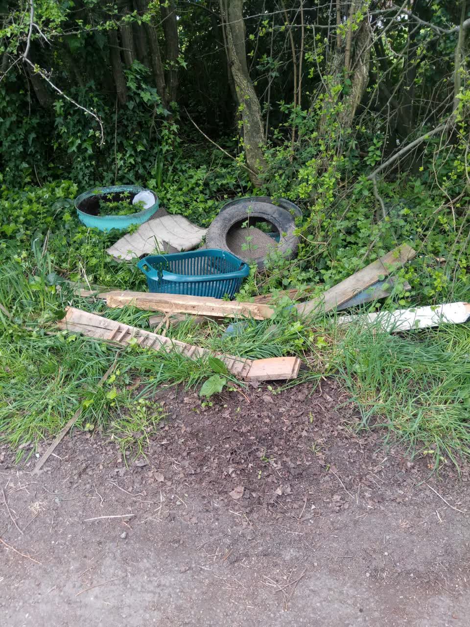 The photograph attached to this rubbish/recycling report
