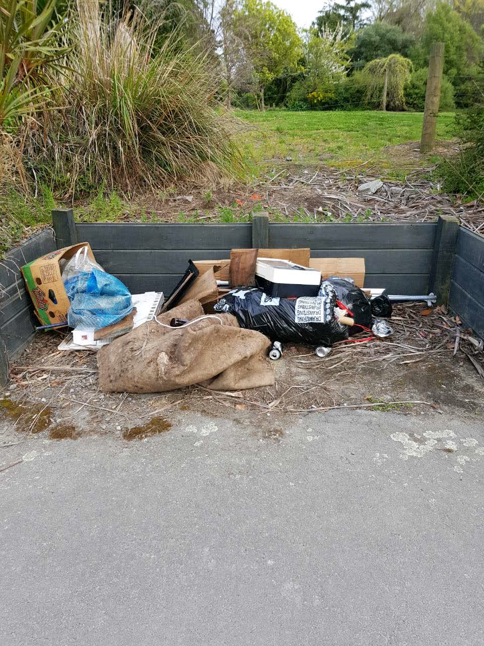 The photograph attached to this rubbish/recycling report