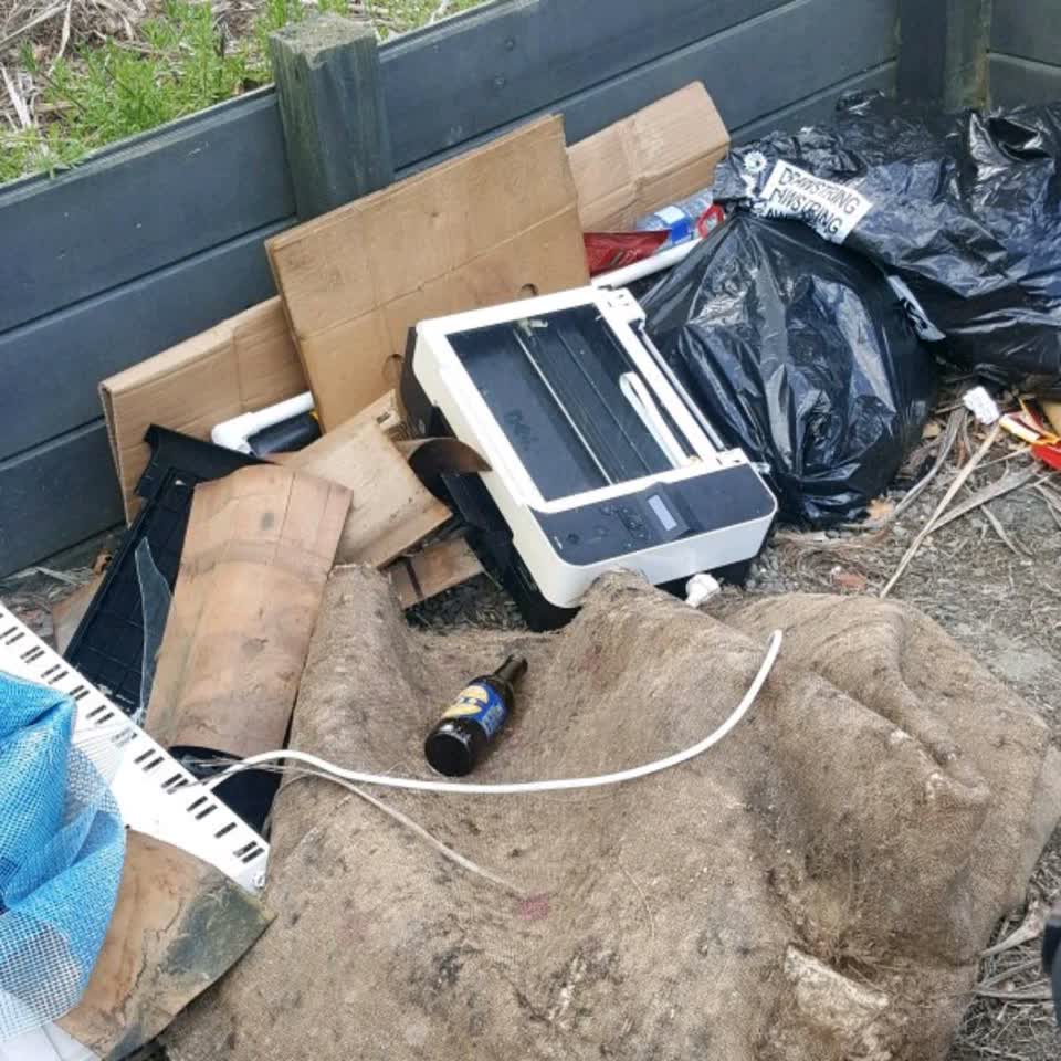 The photograph attached to this rubbish/recycling report