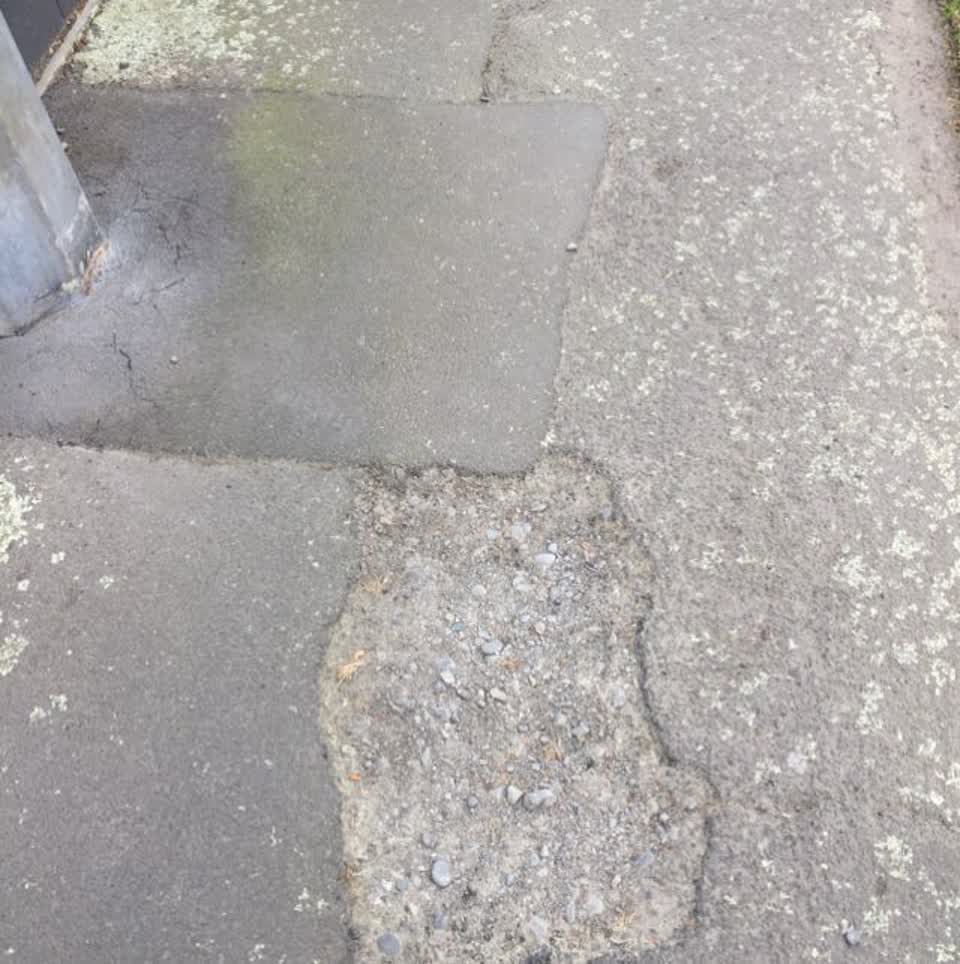 The photograph attached to this roading/streets report