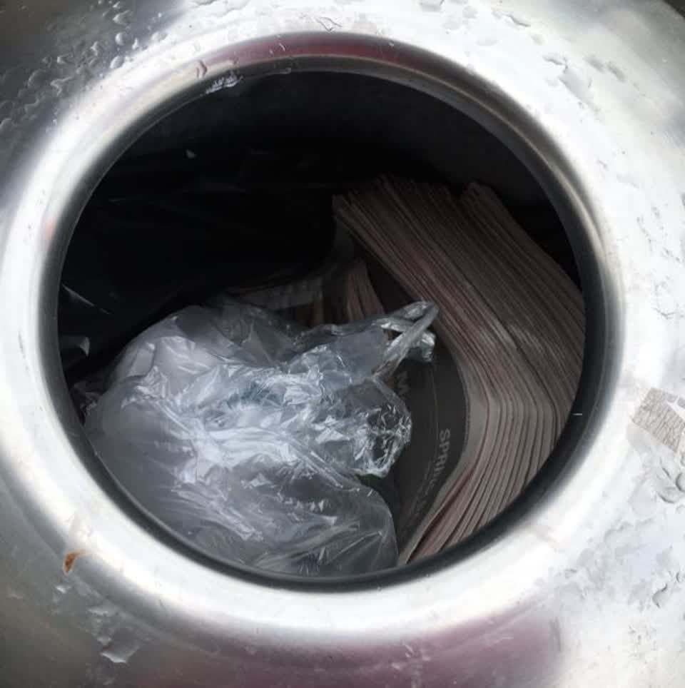 The photograph attached to this rubbish/recycling report