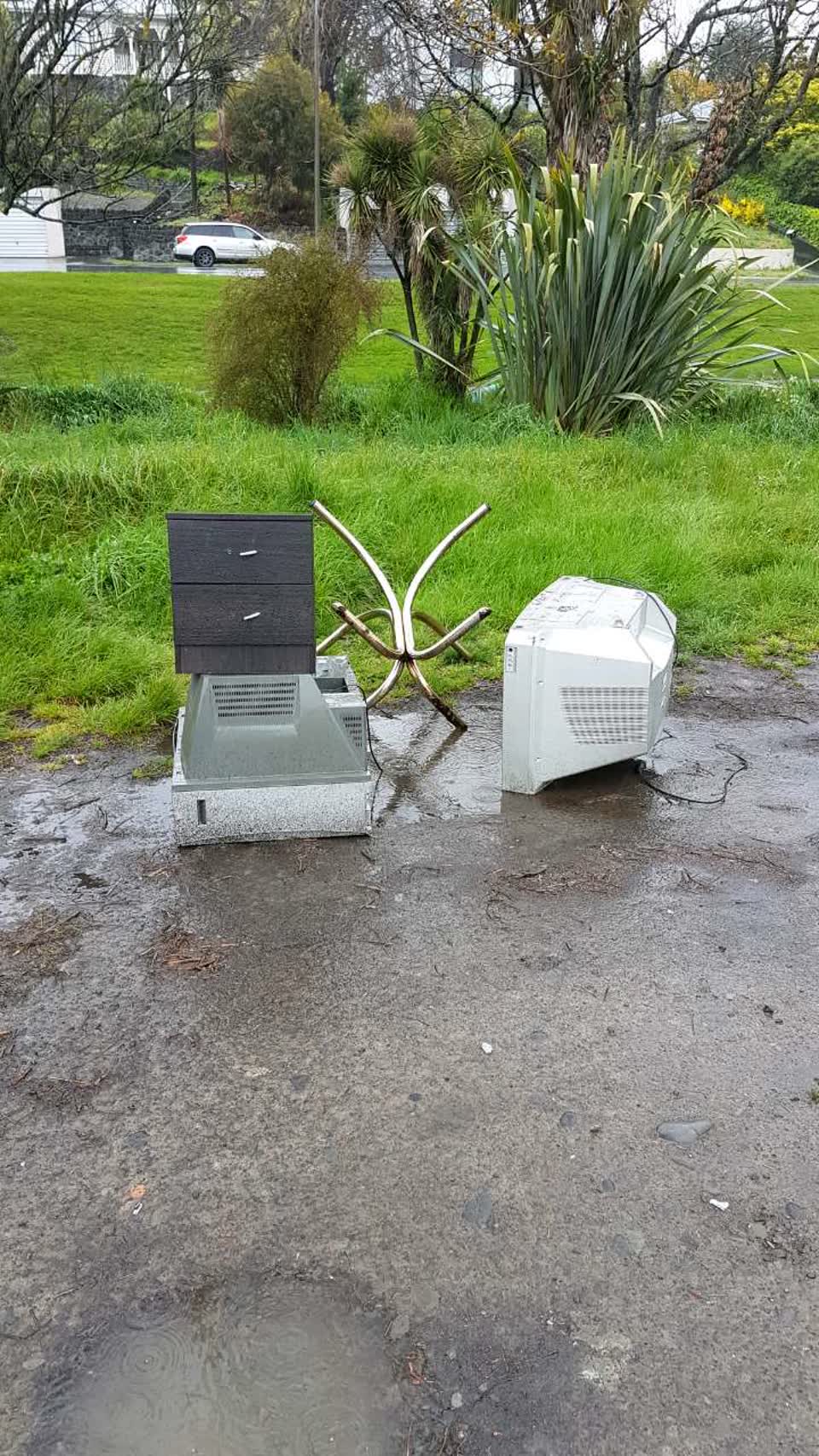 The photograph attached to this rubbish/recycling report