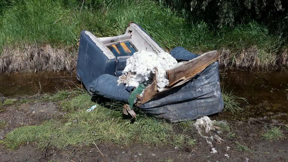 The photograph attached to this rubbish/recycling report