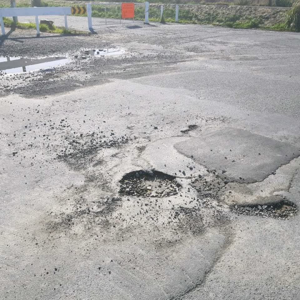 The photograph attached to this roading/streets report