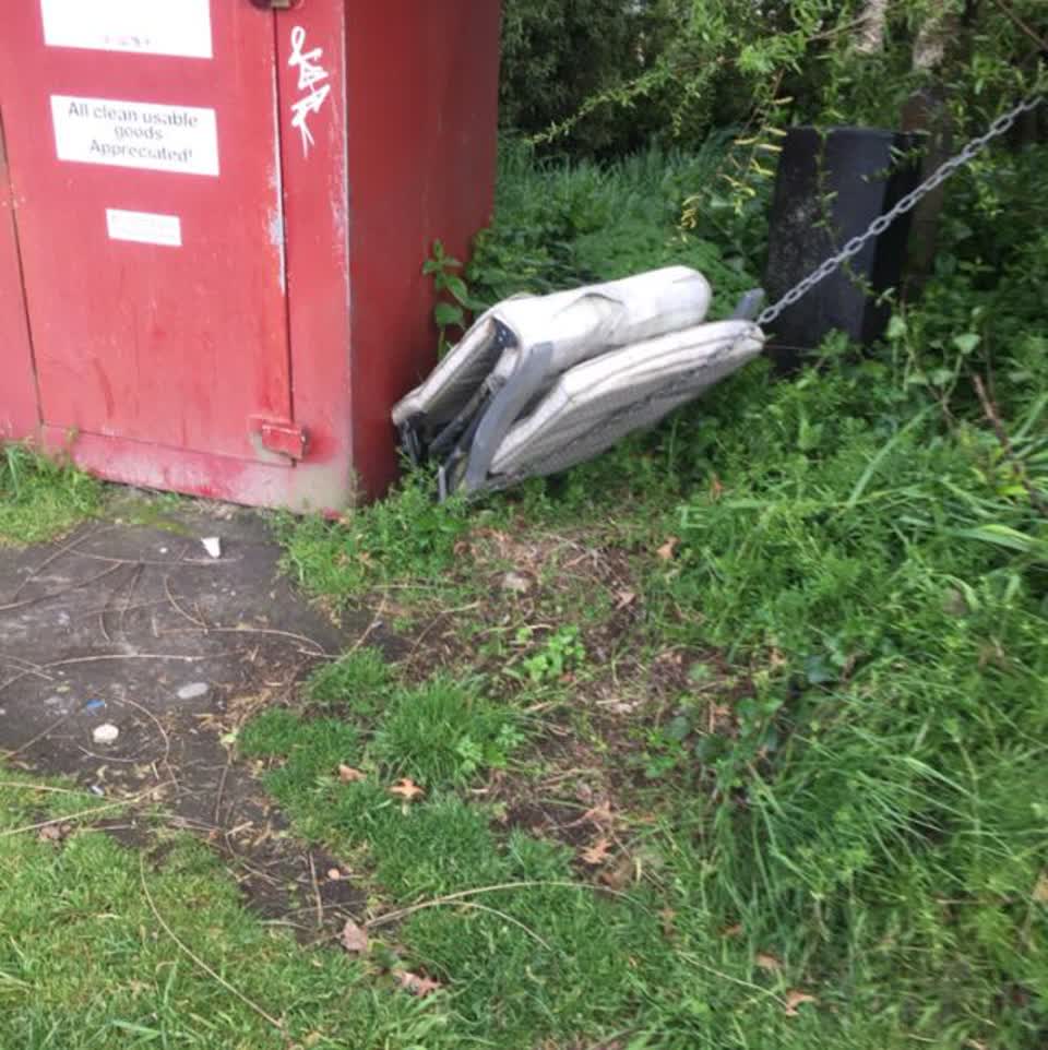 The photograph attached to this rubbish/recycling report