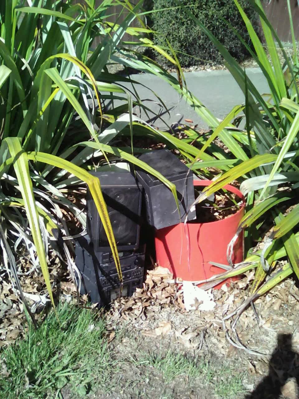 The photograph attached to this rubbish/recycling report