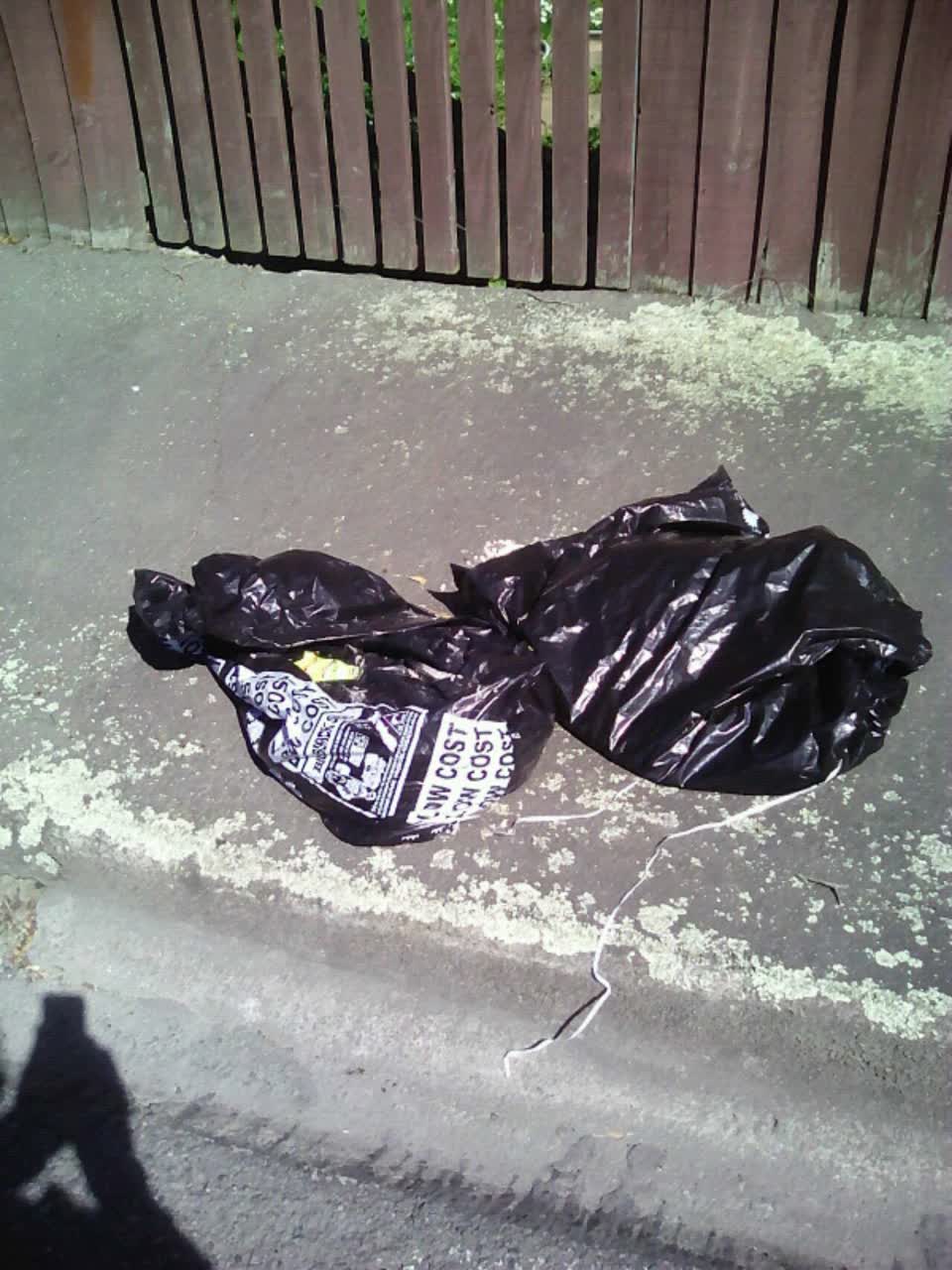 The photograph attached to this rubbish/recycling report
