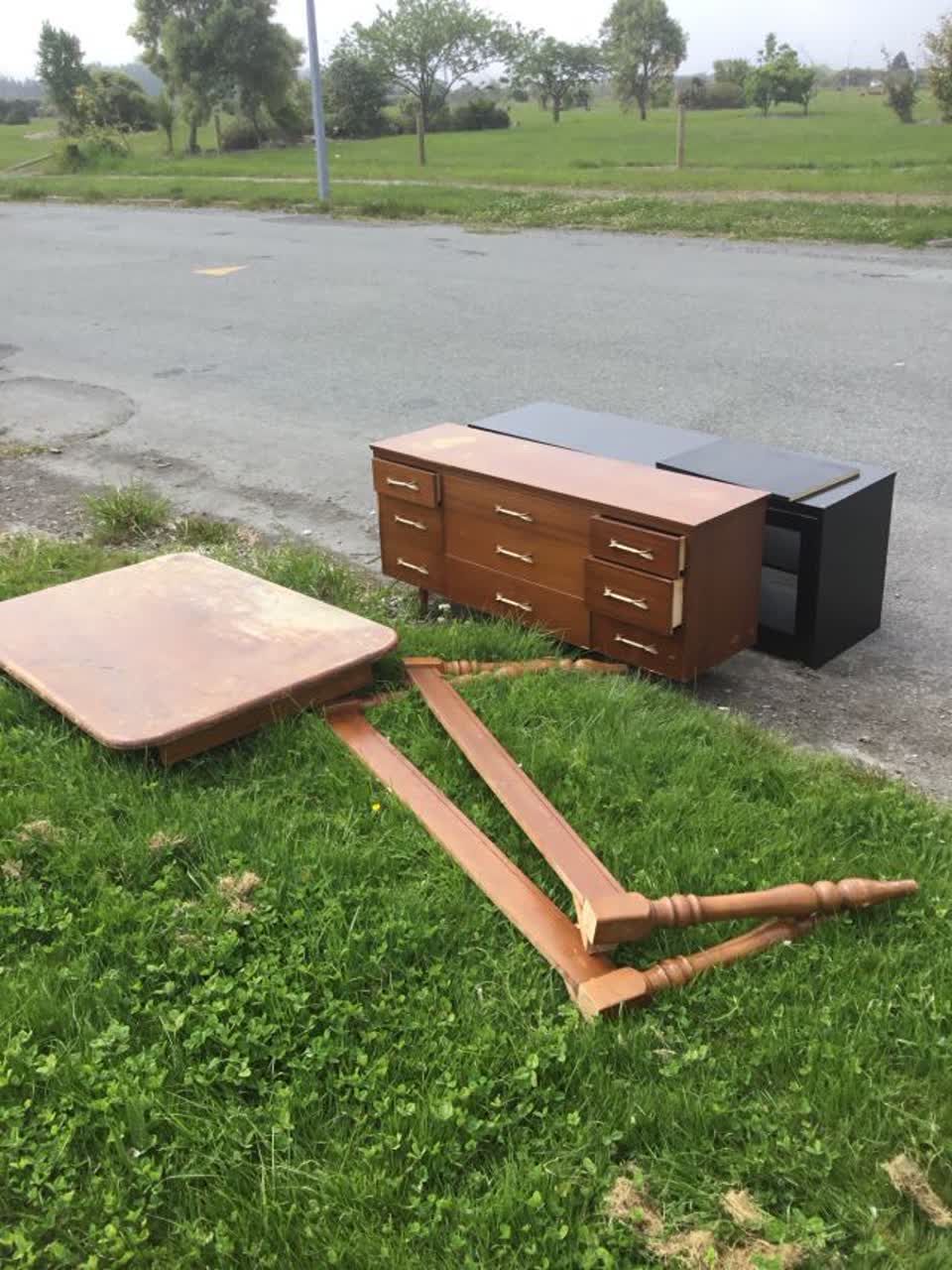 The photograph attached to this rubbish/recycling report