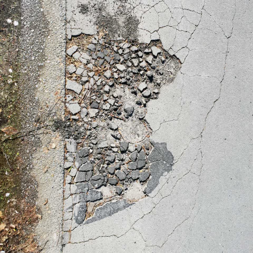 The photograph attached to this roading/streets report