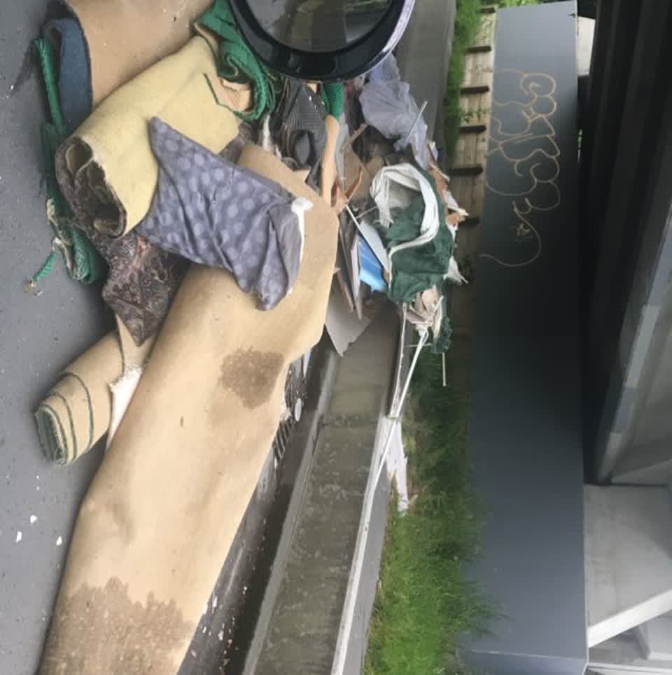 The photograph attached to this rubbish/recycling report