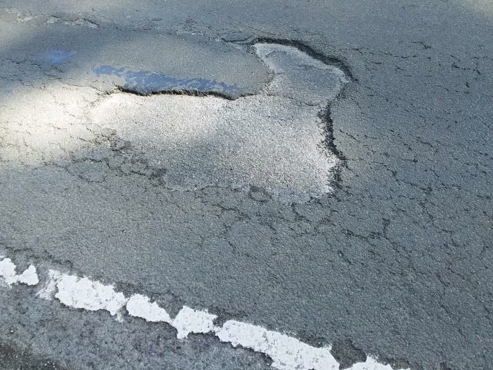 The photograph attached to this roading/streets report