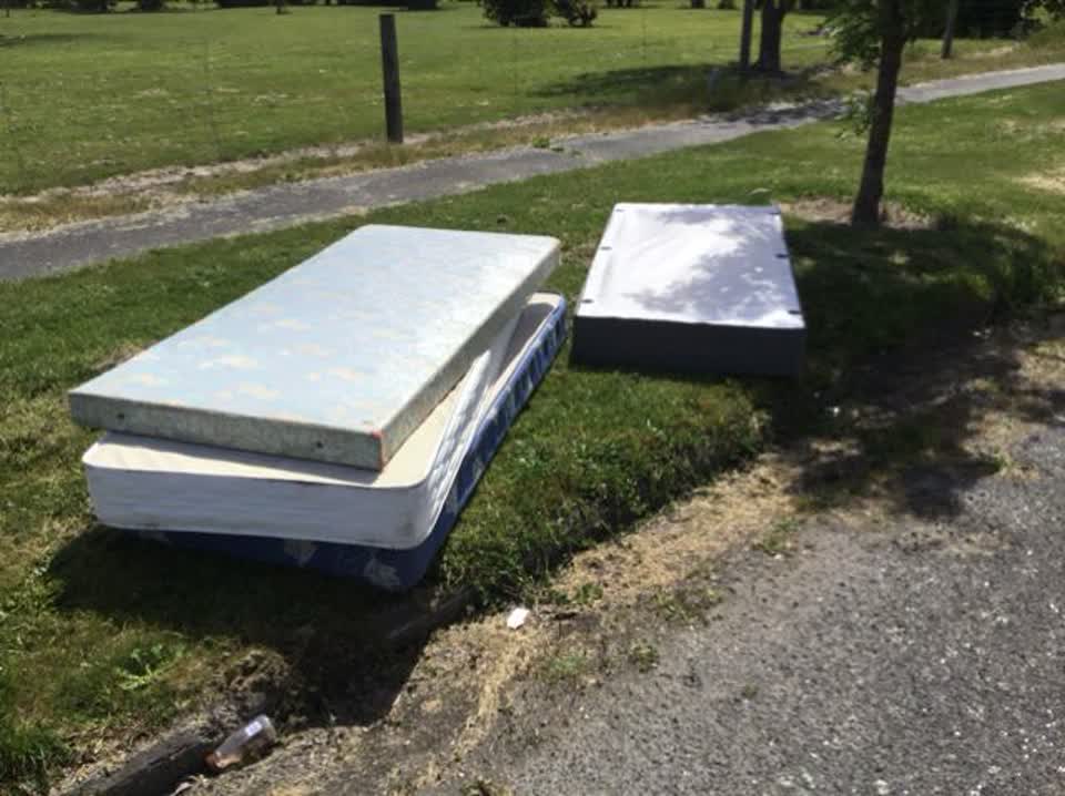 The photograph attached to this rubbish/recycling report