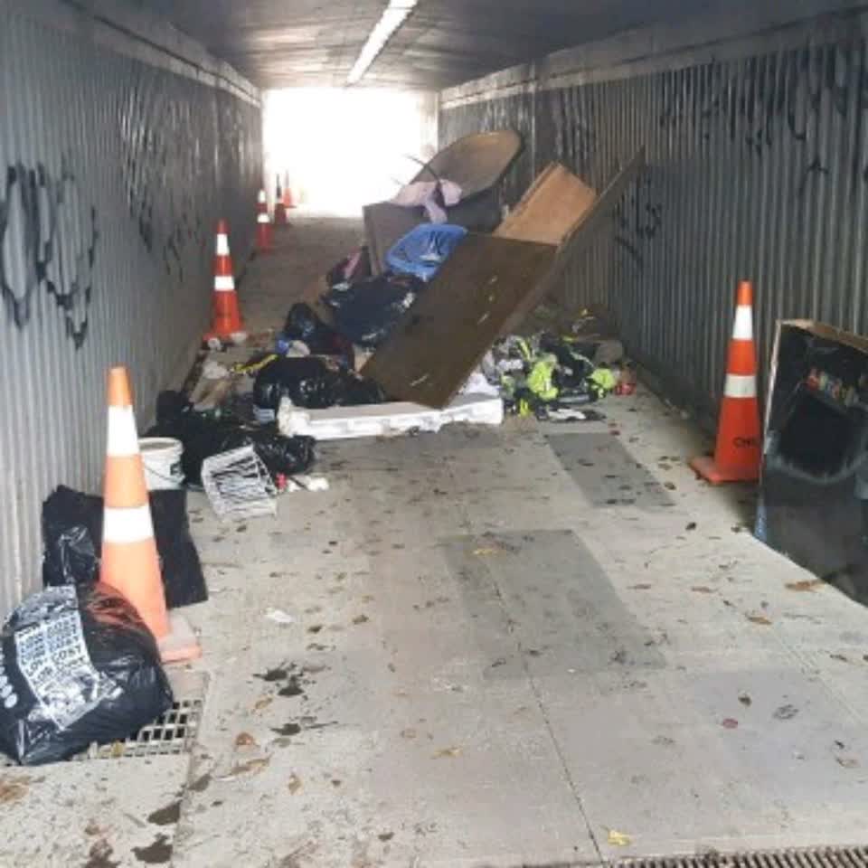 The photograph attached to this rubbish/recycling report