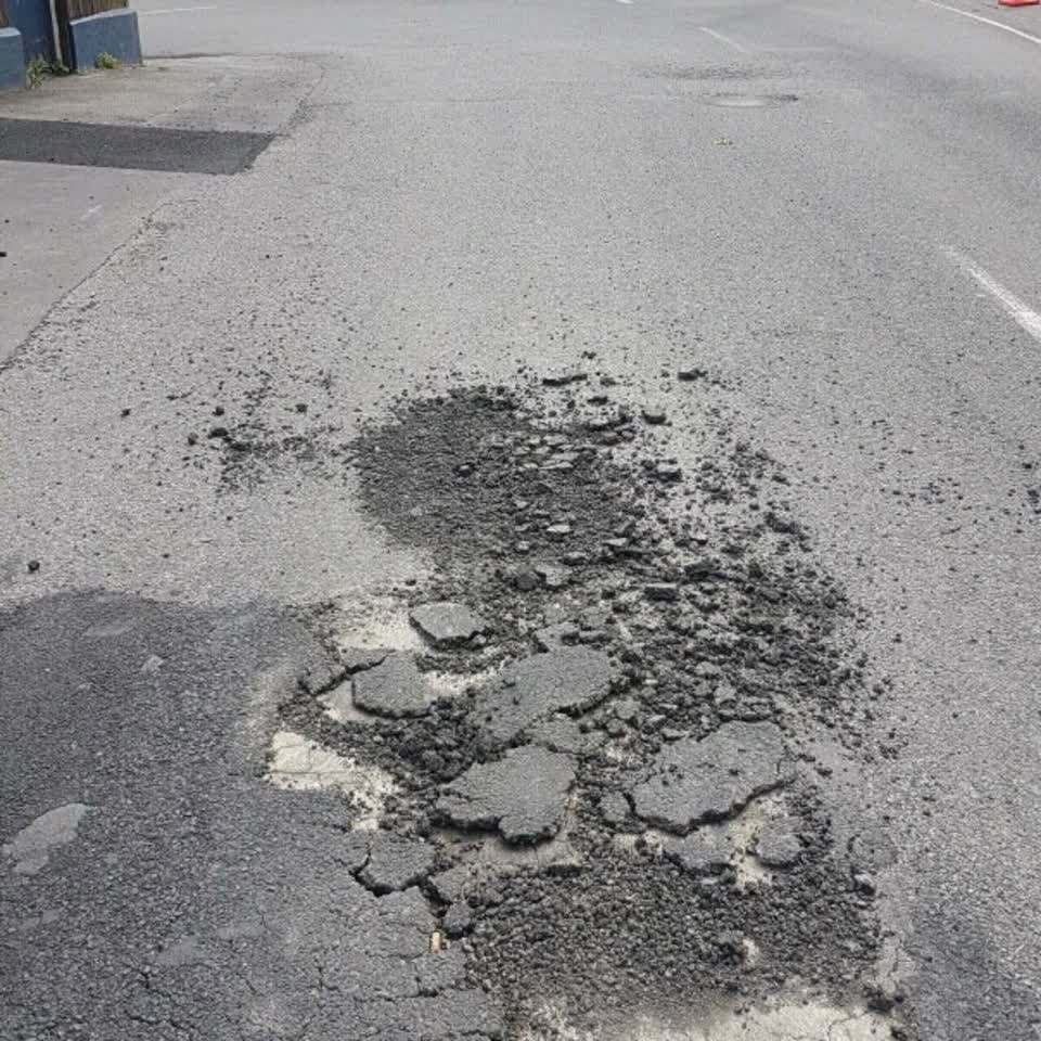 The photograph attached to this roading/streets report