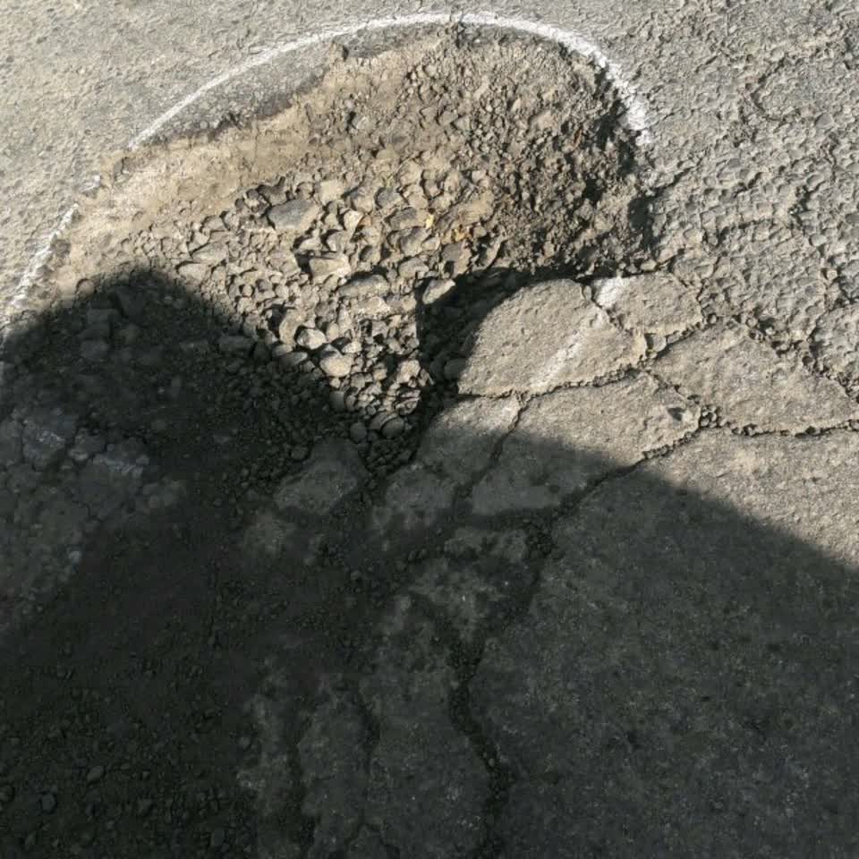 The photograph attached to this roading/streets report
