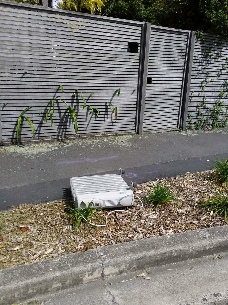 The photograph attached to this rubbish/recycling report
