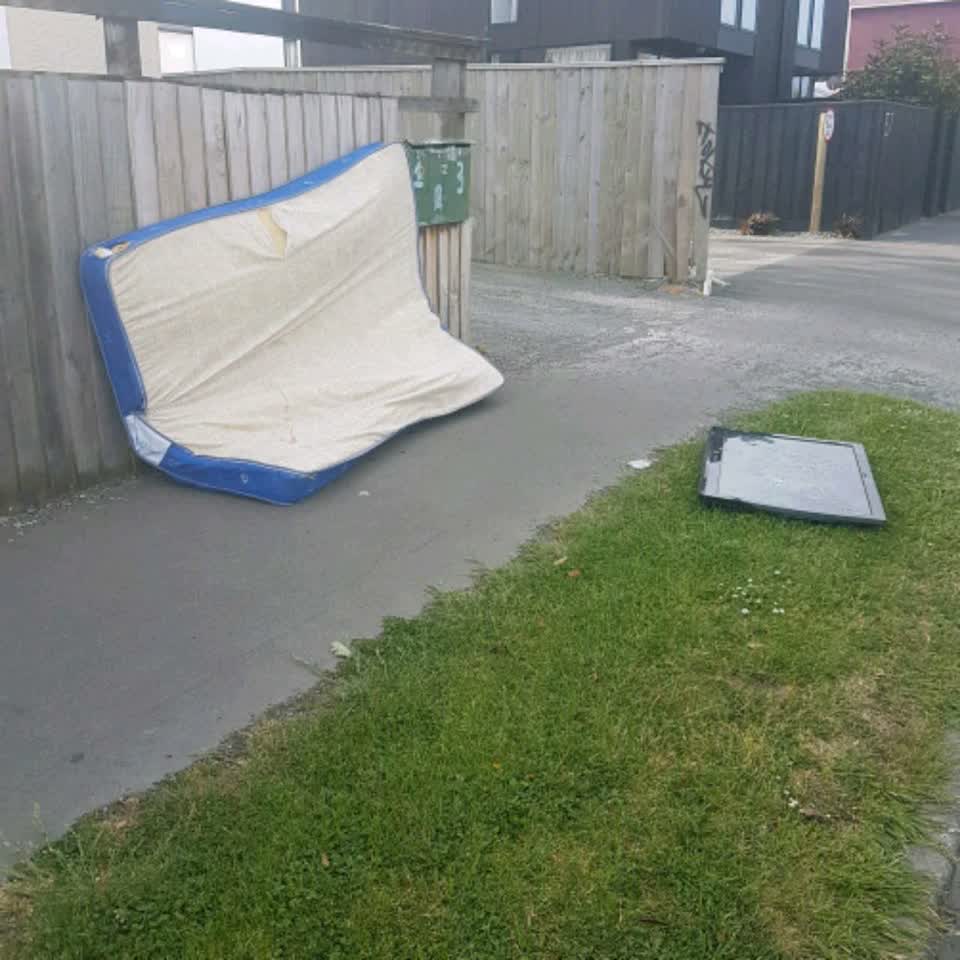 The photograph attached to this rubbish/recycling report