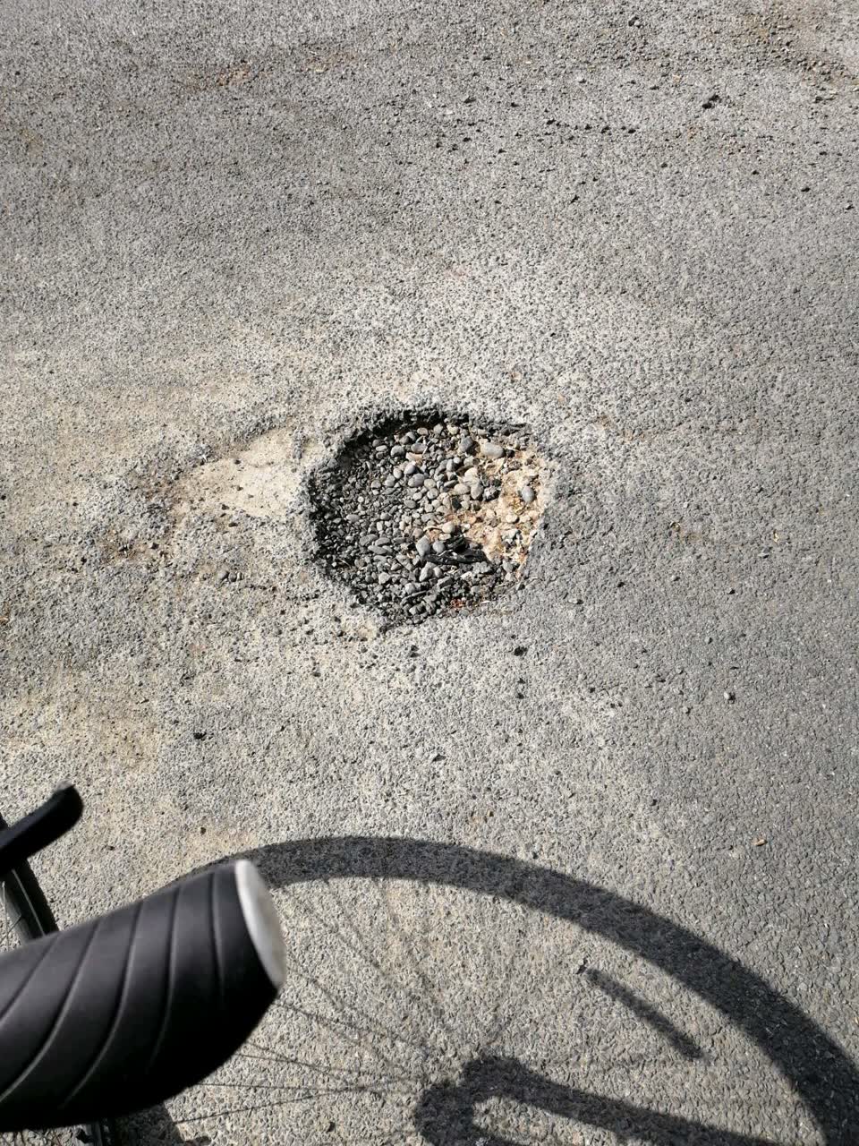 The photograph attached to this roading/streets report