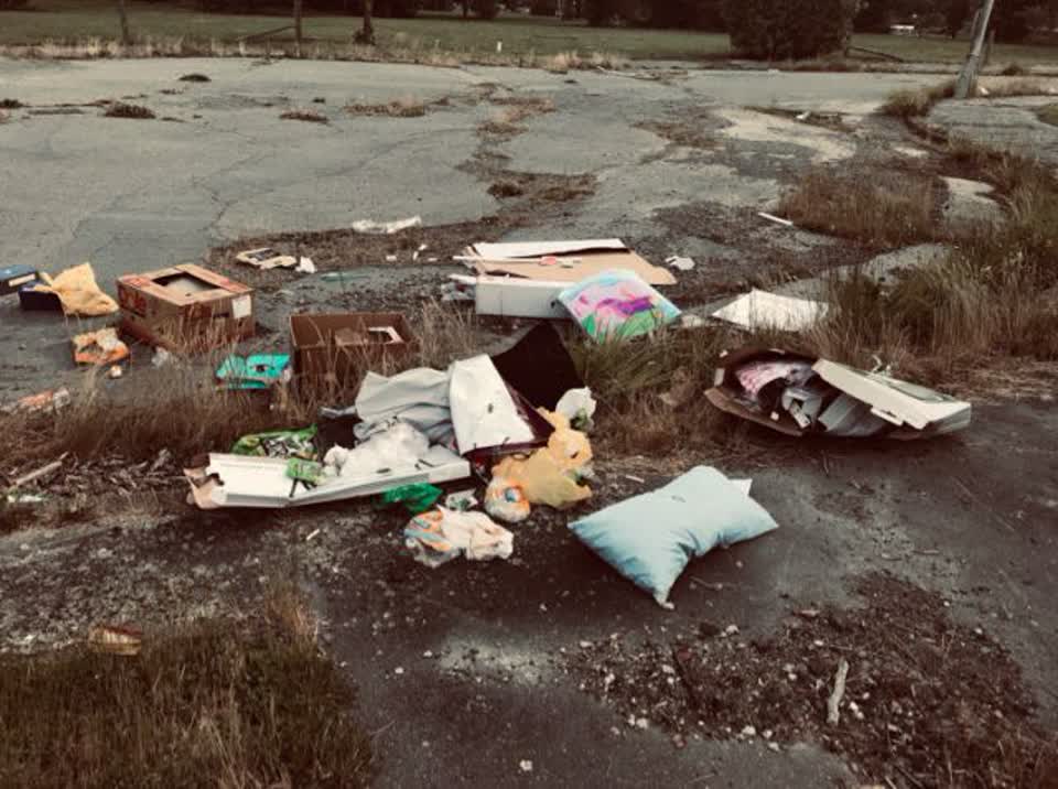 The photograph attached to this rubbish/recycling report