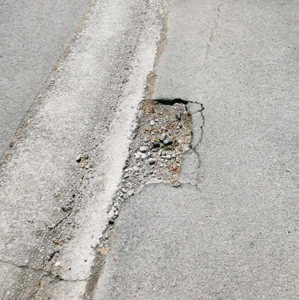 The photograph attached to this roading/streets report