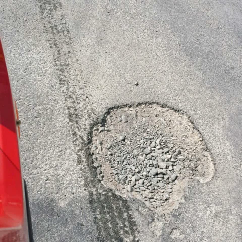 The photograph attached to this roading/streets report