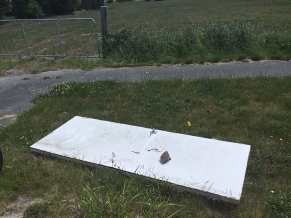 The photograph attached to this rubbish/recycling report