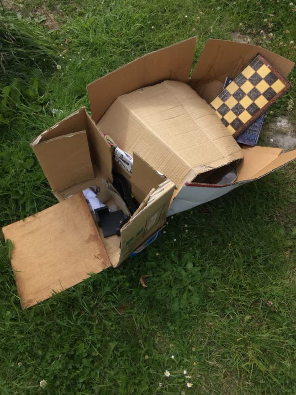 The photograph attached to this rubbish/recycling report
