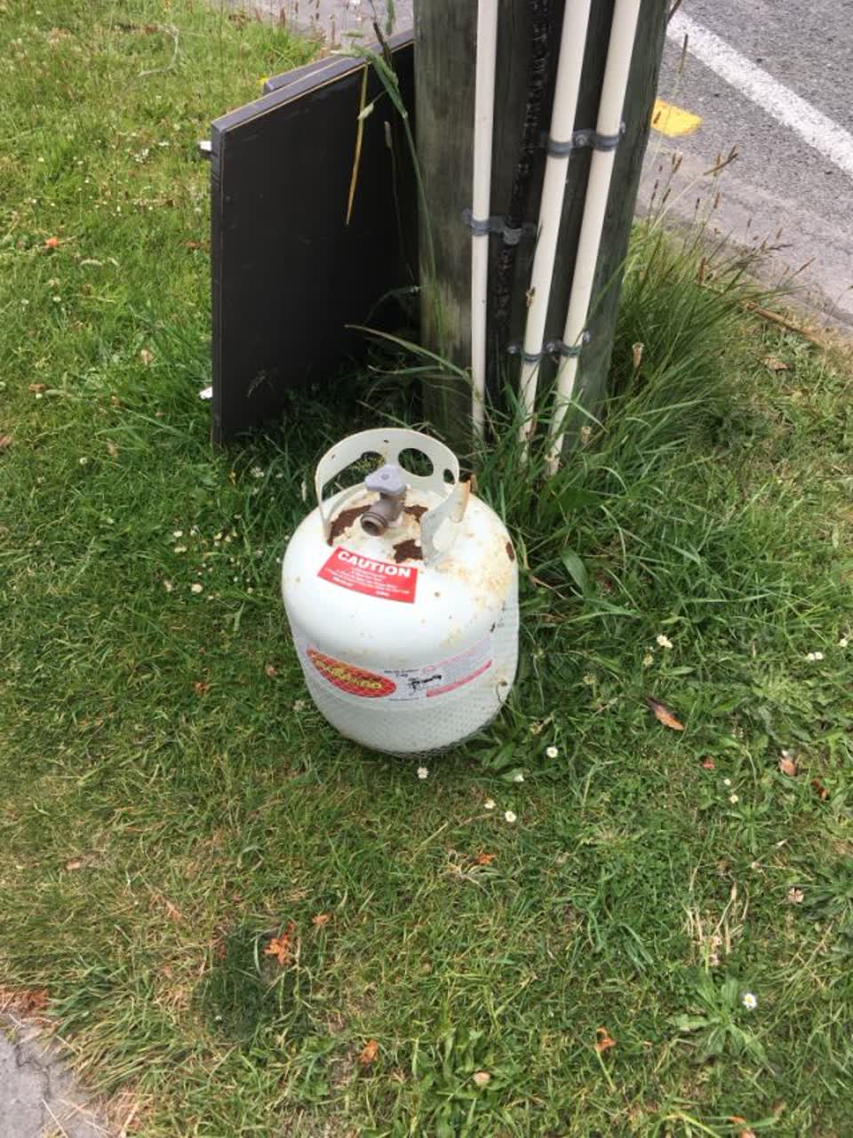 The photograph attached to this rubbish/recycling report