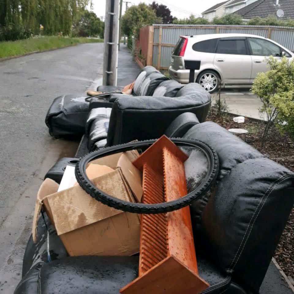 The photograph attached to this rubbish/recycling report