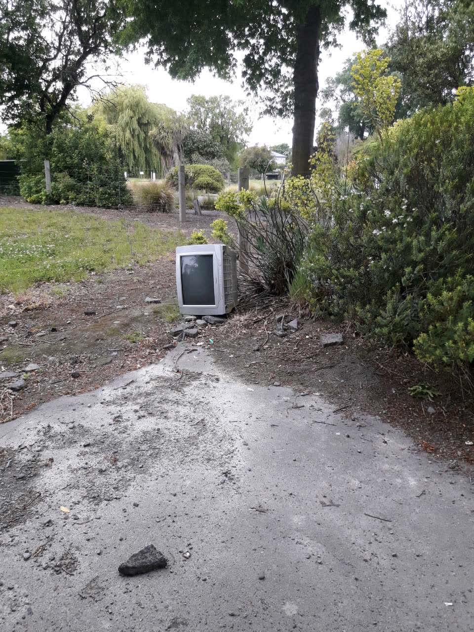 The photograph attached to this rubbish/recycling report