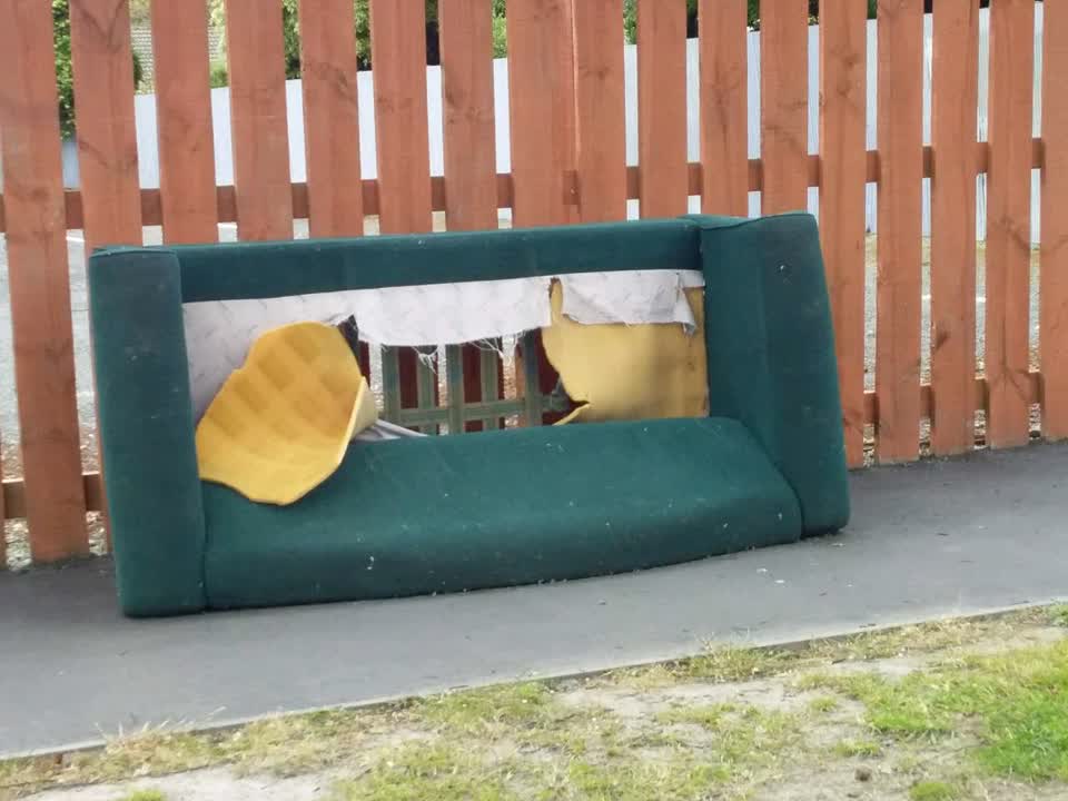 The photograph attached to this rubbish/recycling report