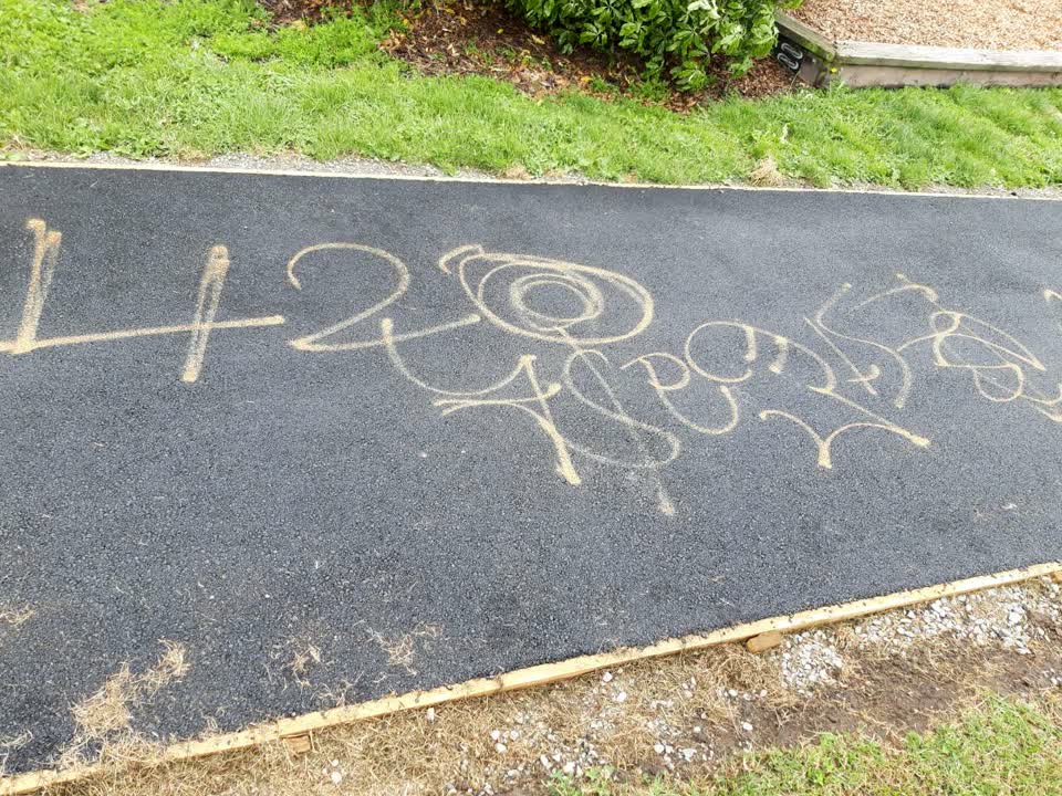 The photograph attached to this graffiti report