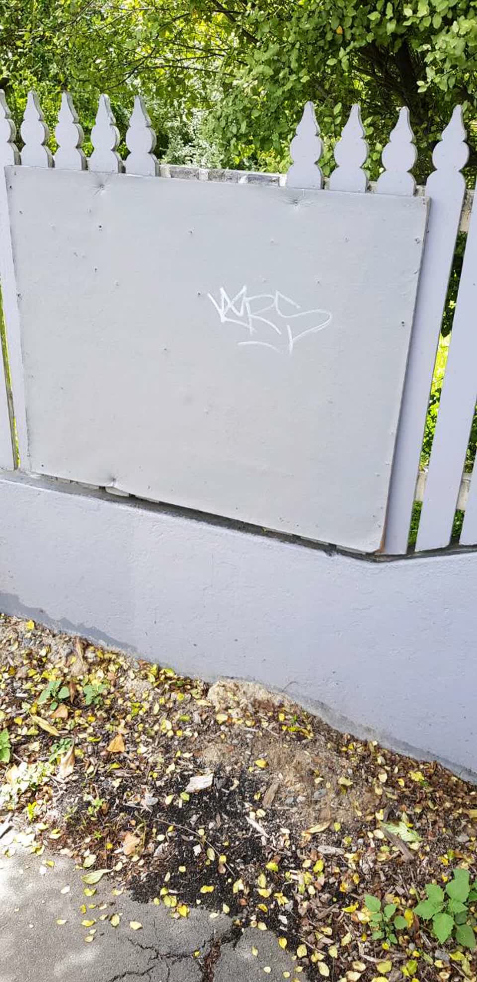 The photograph attached to this graffiti report