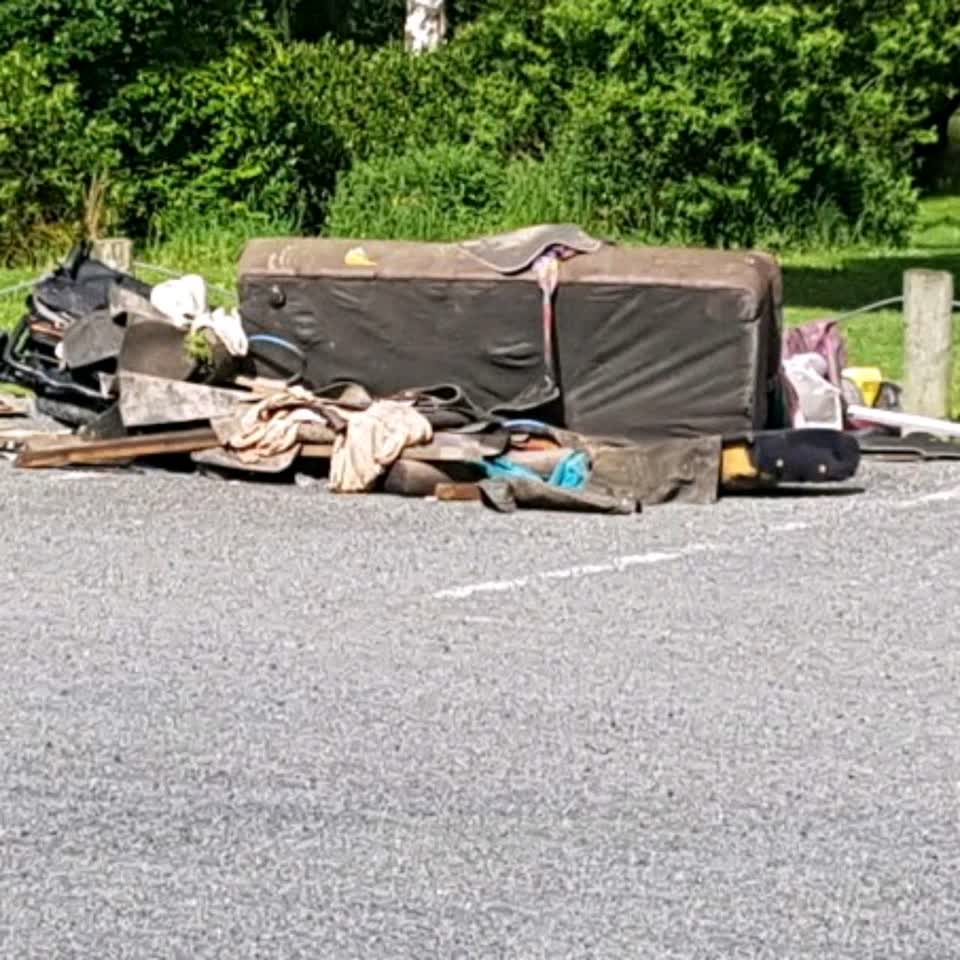 The photograph attached to this rubbish/recycling report