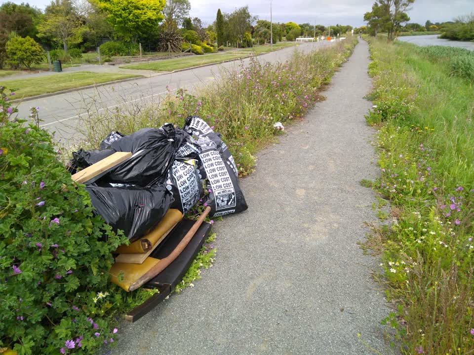 The photograph attached to this rubbish/recycling report