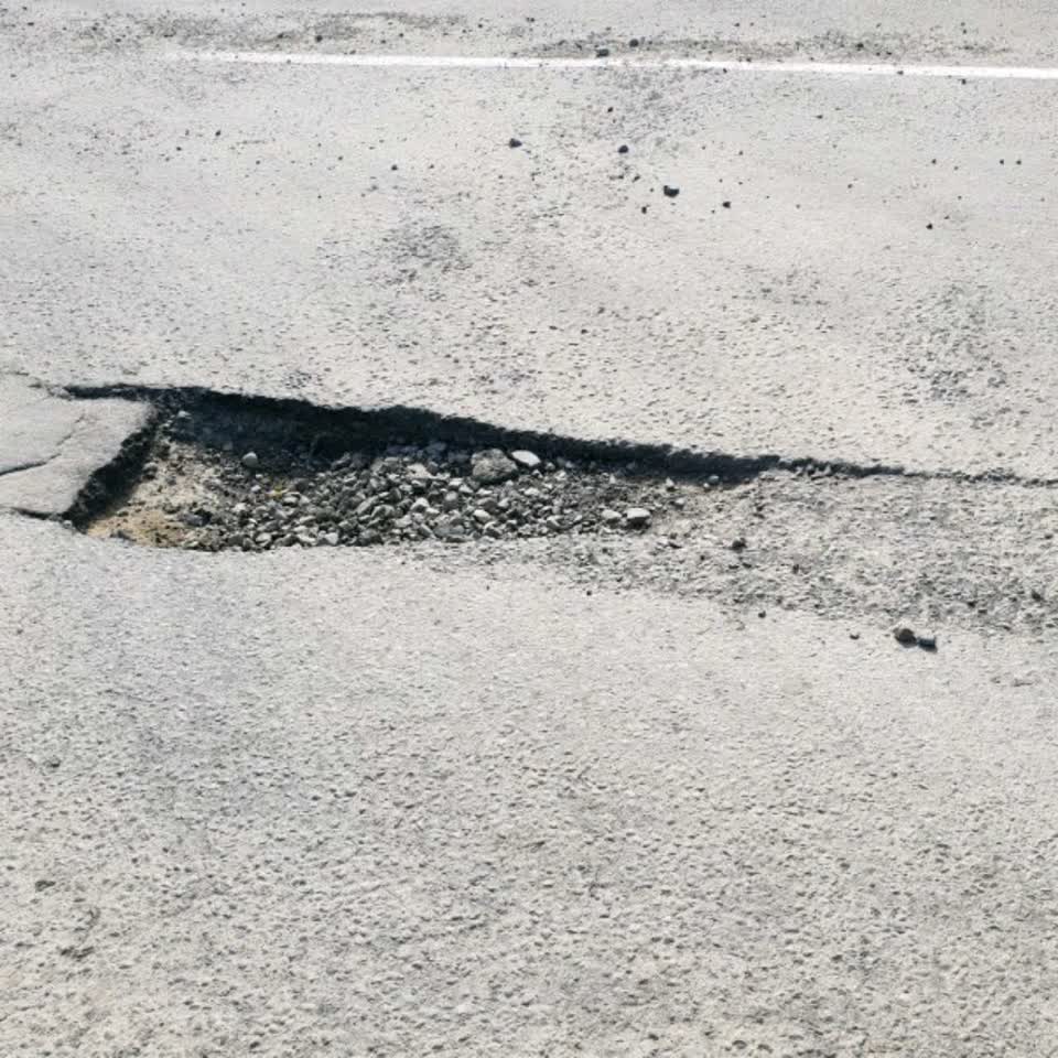The photograph attached to this roading/streets report