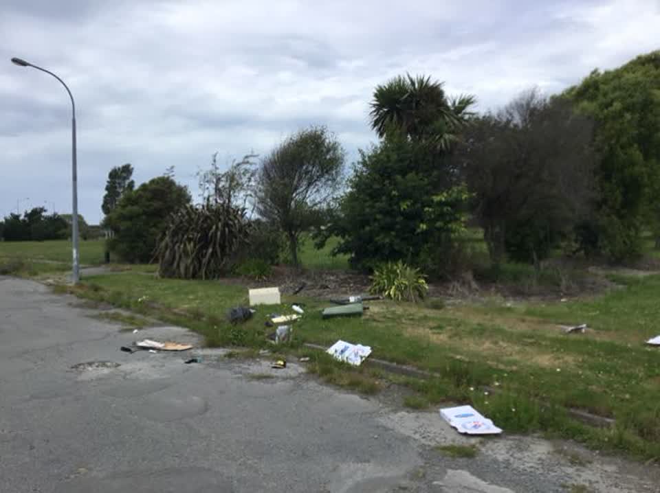 The photograph attached to this rubbish/recycling report