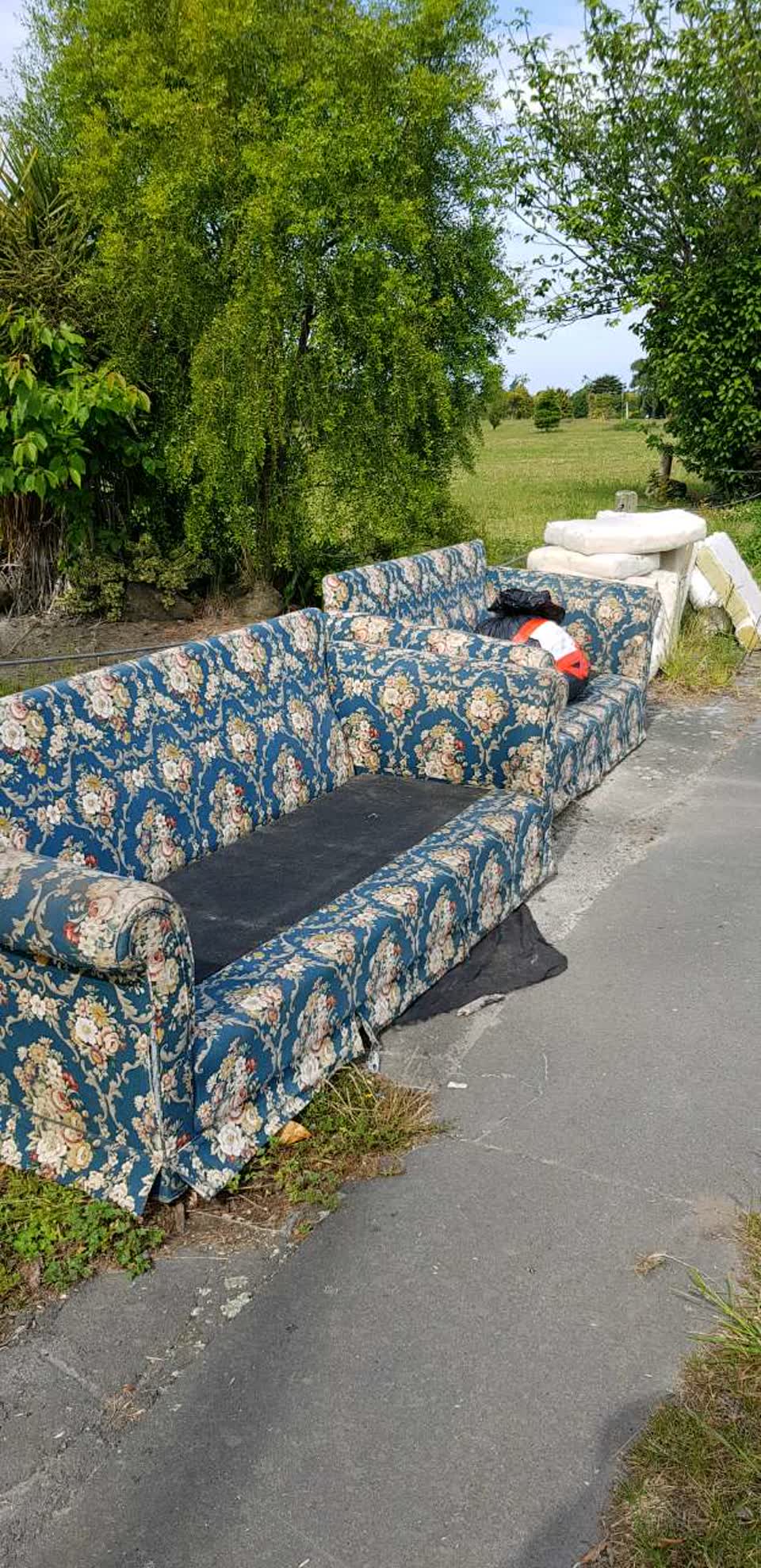 The photograph attached to this rubbish/recycling report