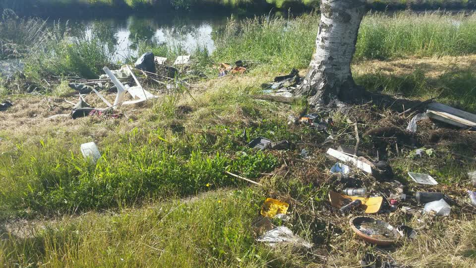 The photograph attached to this rubbish/recycling report