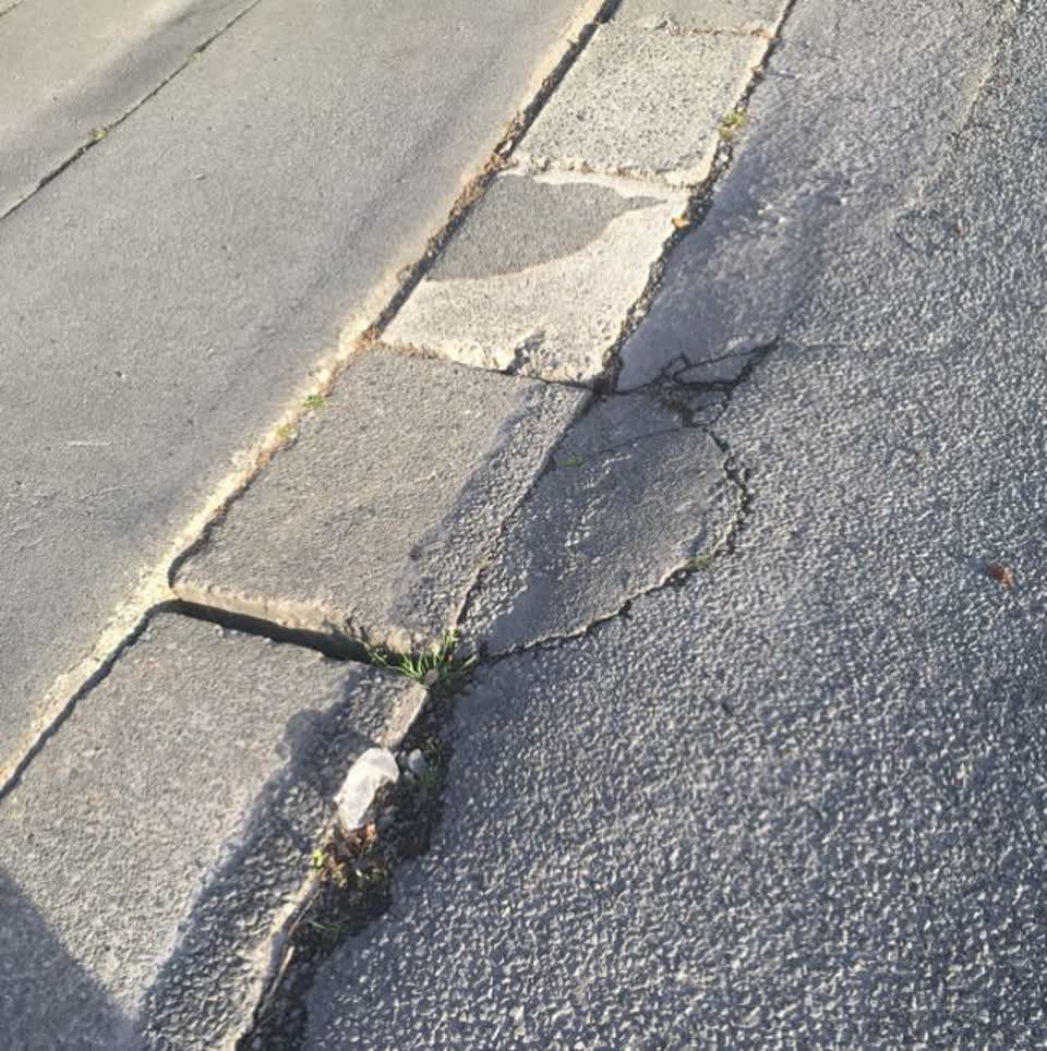 The photograph attached to this roading/streets report
