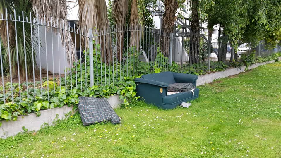 The photograph attached to this rubbish/recycling report