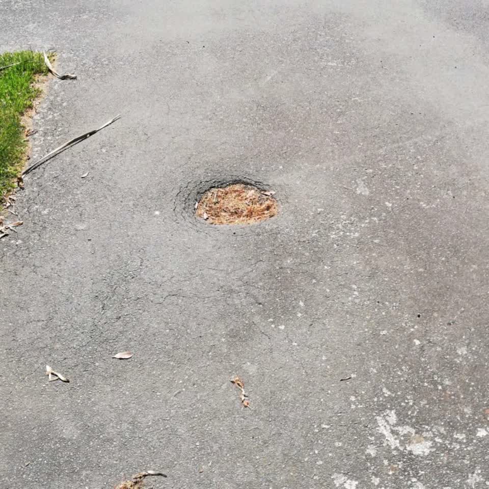 The photograph attached to this roading/streets report