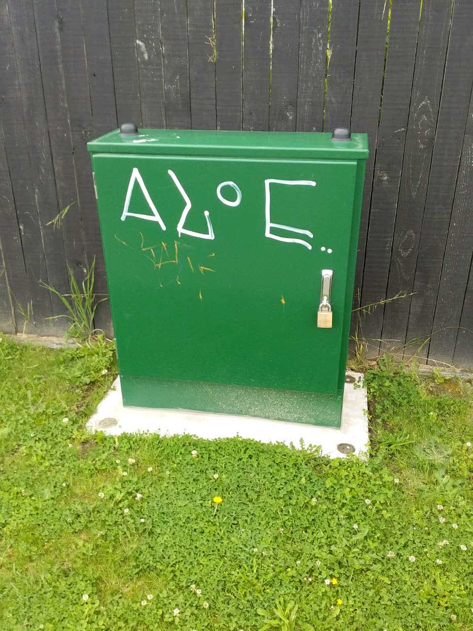 The photograph attached to this graffiti report